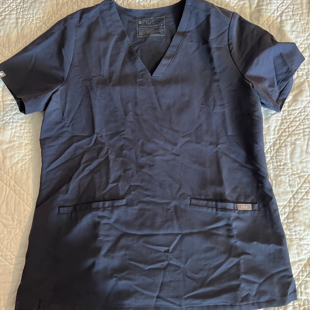 Figs dark harbor scrub set